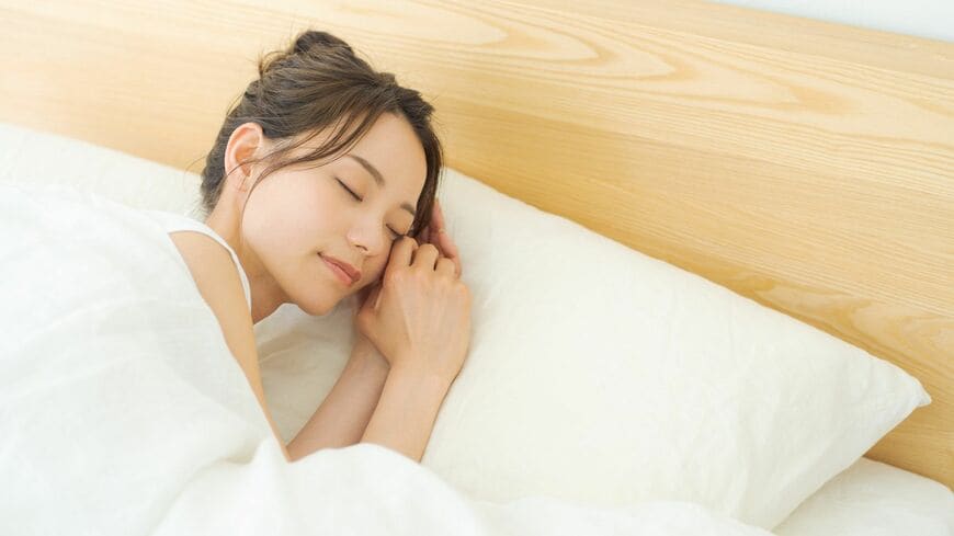 サウナに入った日はぐっすり眠れるのはなぜなのでしょうか（写真：shimi／PIXTA）