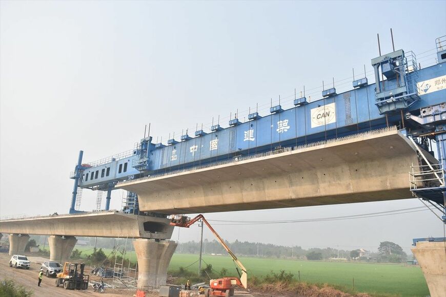 タイのバンコク―ナコンラチャシマ高速鉄道はジャカルタ―バンドン高速鉄道とまったく同じ工法で建設されている（筆者撮影）