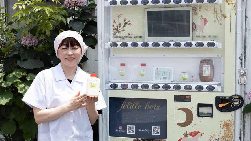 一番人気の豆乳を持つ下田さん（筆者撮影）