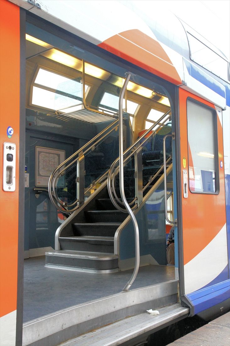 フランスのZ8800型電車。2階席へ通じる階段部分（撮影：橋爪智之）