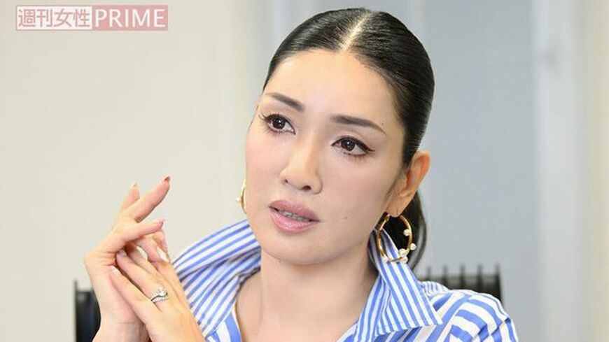 治療に関する当時の資料を持参し、いつになく真剣な表情で語ったアンミカさん（写真：週刊女性PRIME）
