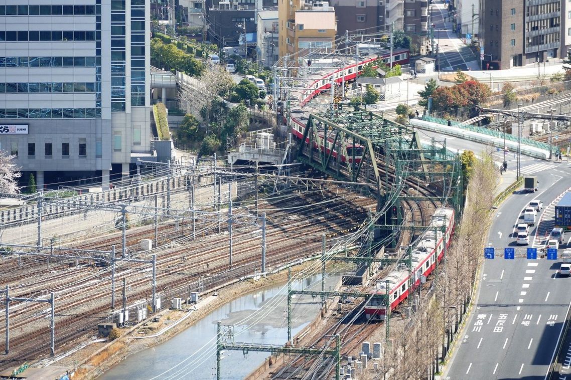 JR線を鉄橋で渡る京急の電車