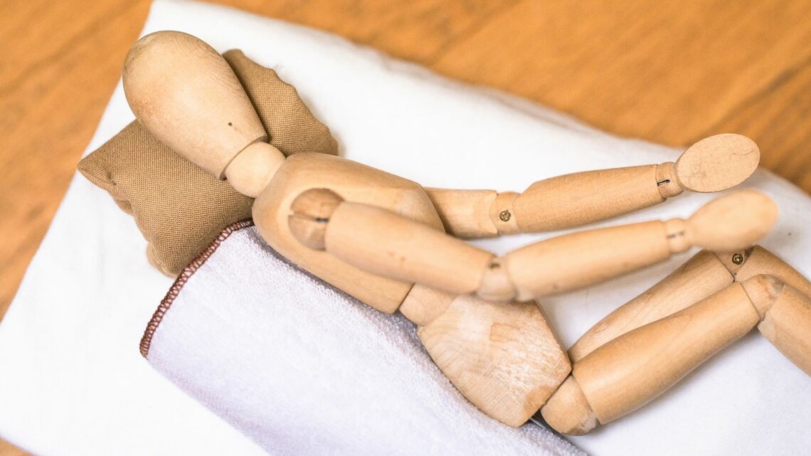 褥瘡は、長時間同じ姿勢をとることで、皮膚が圧迫されれば誰にでも起こるものです(写真:とりがらし/PIXTA)