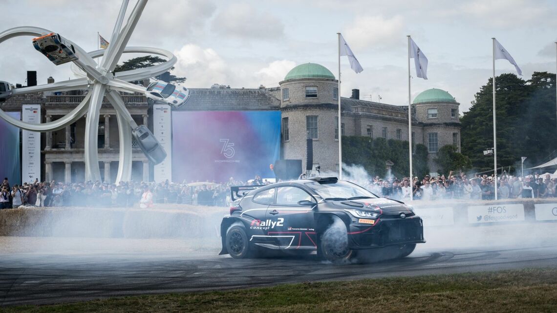 英国で開催された世界最大級のモータースポーツイベント「グッドウッド・フェスティバル・オブ・スピード」。ここでトヨタは、eフューエル(合成燃料)や水素の可能性を示す車両展示やデモランを実施した(写真:トヨタ自動車)