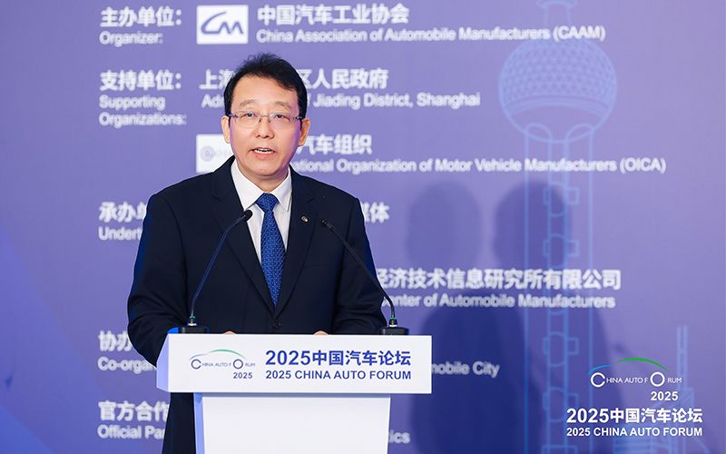 中国自動車市場で激しい価格競争が続く中、広汽集団の業績立て直しは容易ではない。写真は自動車業界のフォーラムで講演する広汽集団の馮興亜・董事長（同社ウェブサイトより）
