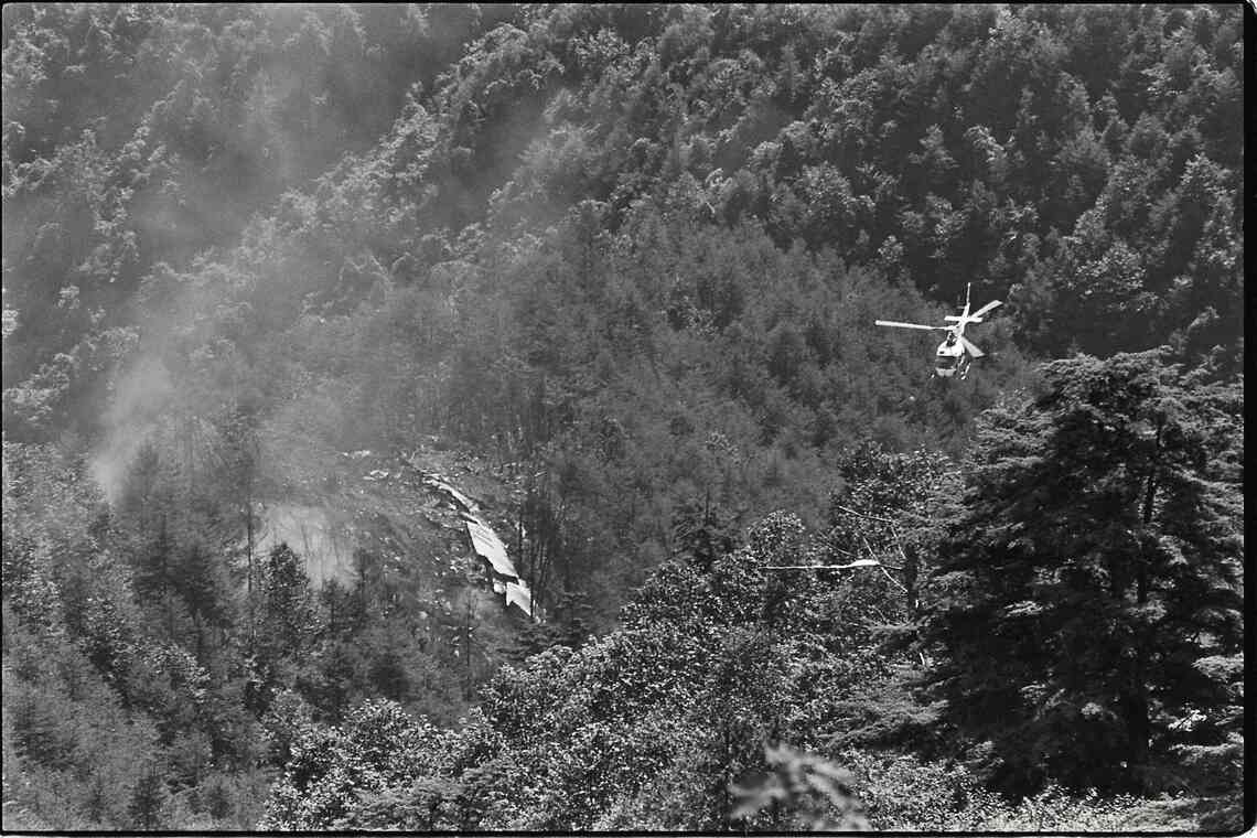 墜落現場上空を飛行する自衛隊のヘリコプター（撮影：小平尚典）