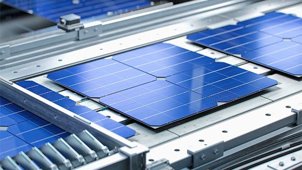 中国の太陽光発電業界は、ブームに乗った投資家からの資金調達をテコに生産能力拡大を競った。写真は業界大手の通威股份の生産ライン(同社ウェブサイトより)