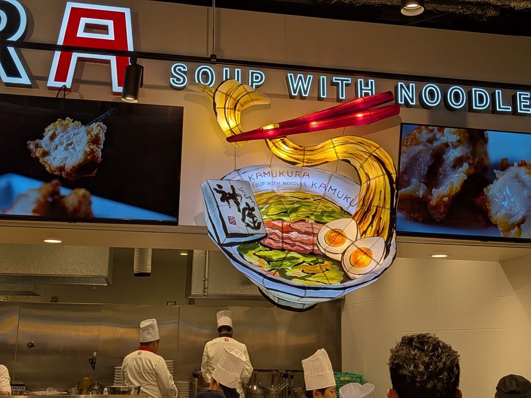 いろいろな店舗があって迷ったが、安定の麺類として「どうとんぼり神座」をチョイスした（筆者撮影）