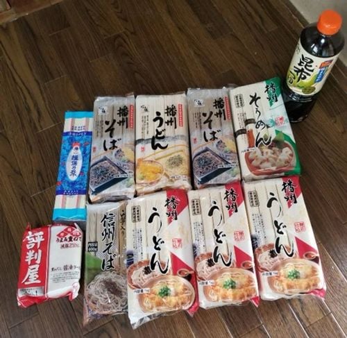 1万6000円で買わされた食料。このほかにコメ5キロとレトルト食品があったが、それらを含めても価格には到底見合わない（写真：マサルさん提供）