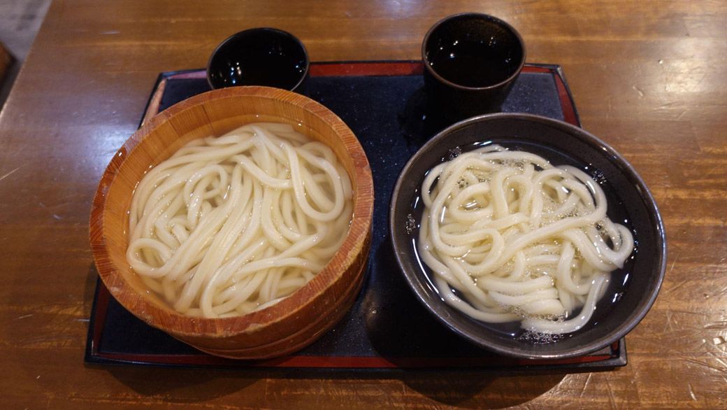 釜揚げうどん（右）湯だめうどん（左）比較
