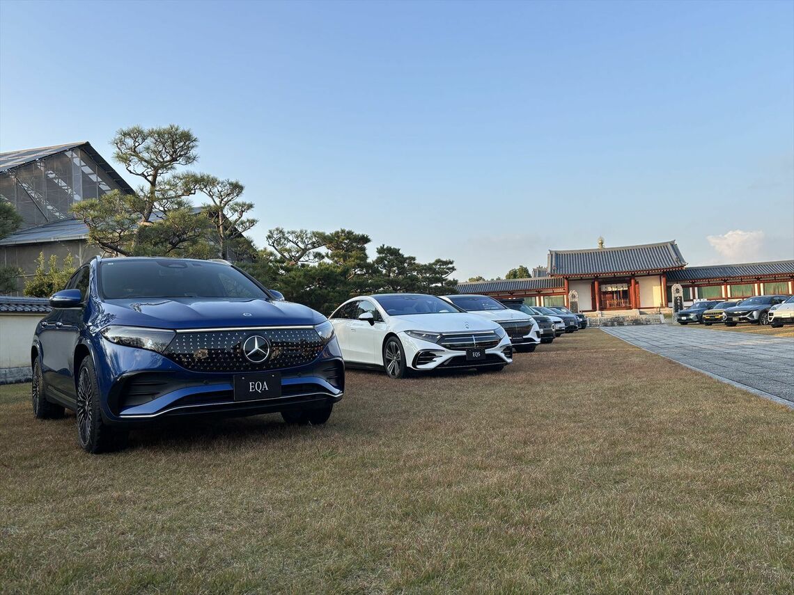 会場敷地内に並ぶメルセデス・ベンツのBEVモデル（筆者撮影）