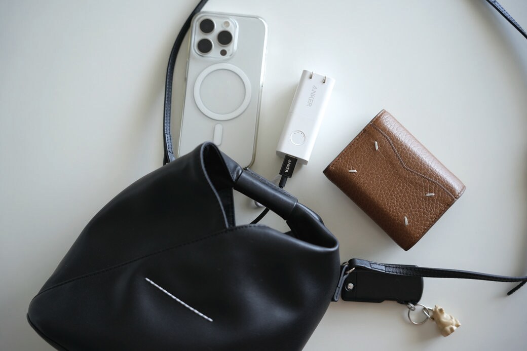 自転車で近所に買い物に行く時でも、スマホとモバイルバッテリーはセットで持ち歩くことが多いです（写真：筆者提供）  
