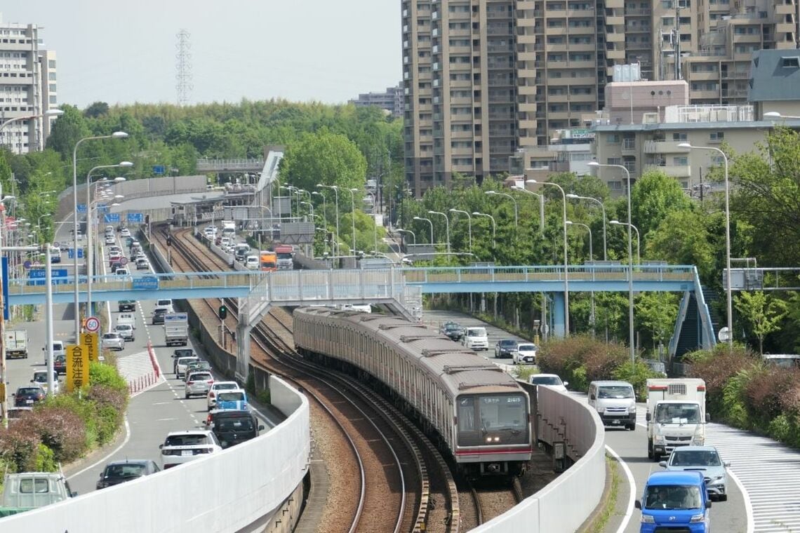 北大阪急行線は新御堂筋に挟まれている（記者撮影）