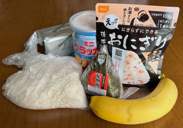 市民団体が無料で配った食料の一部。こうした現場で生活困窮状態にある人たち同士が、給料が即日払いのスキマバイトについて情報をやりとりしているのだという（筆者撮影）