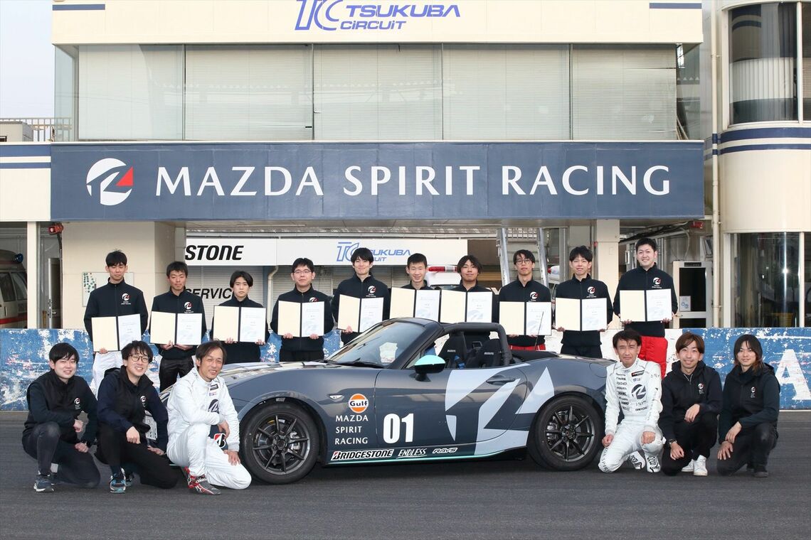 REAL CIRCUIT EXPERIENCEの講師と参加者たち（写真：マツダ）