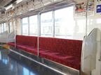 もともと3扉の車両はドア間が10人がけのシートだ