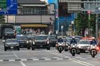 アメリカ大統領の車列は白バイや白黒パトカーが先導。