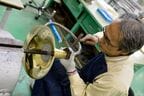 金づちで表面を平らに