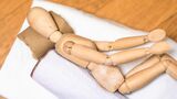 褥瘡は、長時間同じ姿勢をとることで、皮膚が圧迫されれば誰にでも起こるものです（写真：とりがらし／PIXTA）