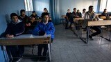 2024年12月15日、シリアのダマスカス、アル・マリキ地区で再開されたムハンマド・ビン・アル・カシム・アル・タカフィ学校の教室で、机に向かう生徒たち。シリアの反体制勢力が、モスクワに逃亡した長年の支配者バッシャール・アル＝アサドから首都を奪還したため、学校は1週間の閉鎖を経て再開された（写真・Ali Haj Suleiman／Getty Images）