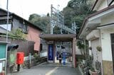 大谷駅は坂の途中にある（記者撮影）