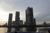 高さ170ｍ以上の「タワマン三兄弟」船からでしか見られない景色だ（筆者撮影）