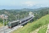 インドネシア高速鉄道工事の事故当日、作業現場に到着したレール輸送列車