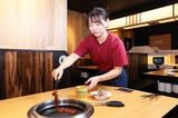 客とのコミュニケーションによって差別化。店内を巡回する「焼肉ポリス」がサービスの担い手だ（撮影：今井康一）