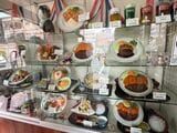 ​​​入り口には食品サンプルがずらり。「今日は何を食べようか」とテンションが上がる瞬間だ（撮影：横田ちえ）​​ 