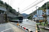 踏切でいったん県道を横切る（記者撮影）