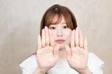前髪のセットの仕方を解説するAYAMARさん