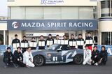 REAL CIRCUIT EXPERIENCEの講師と参加者たち（写真：マツダ）