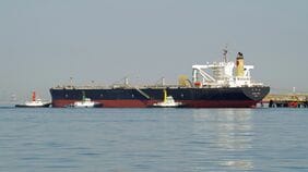 原油を積み替え調達…安定供給に奔走する元売りを販売価格の｢逆ザヤ｣が直撃か／一方､国家備蓄の割安調達による利益も