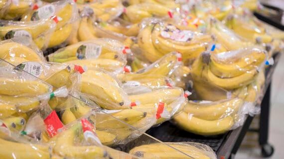 スーパーに並ぶバナナ