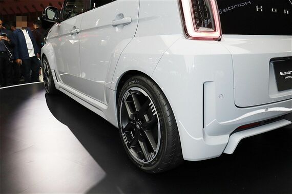 ワイドなタイヤを包み込むように張り出したブリスターフェンダー。ベース車は軽自動車規格のN-ONE e:だが、ブリスターフェンダー化によって車幅が広がることからコンパクトカー、いわゆるAセグメントとして市販される見込み