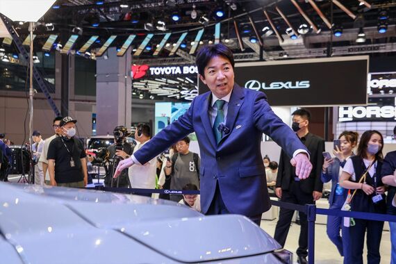 会場で車両の説明をする千足チーフエンジニア(写真:Lexus International)