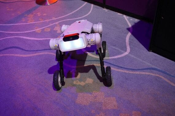 会場で展示されたカメラ搭載のロボット犬