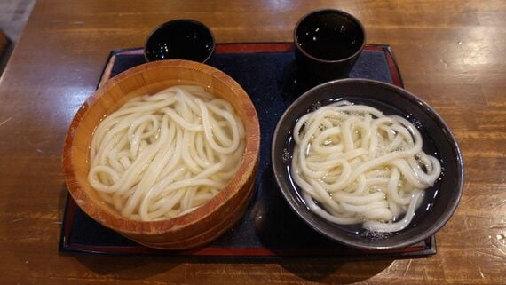 釜揚げうどん（右）湯だめうどん（左）比較