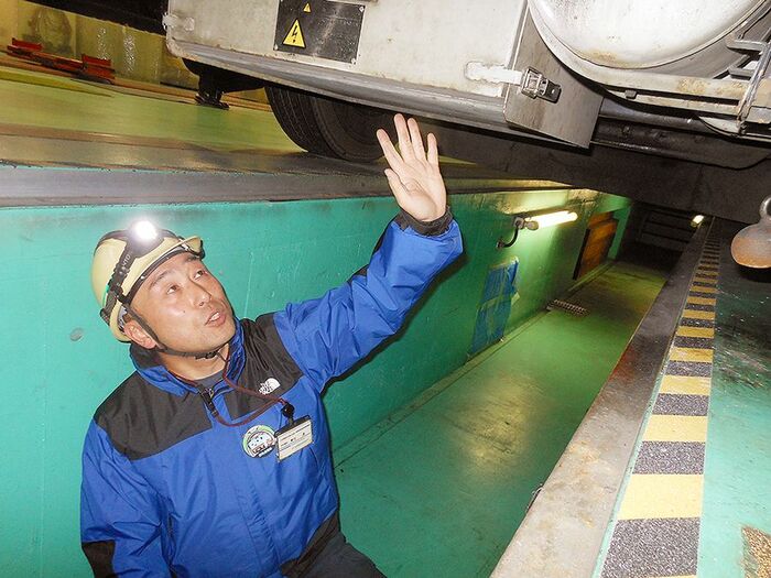 整備工場では車両の下部を見ることができる