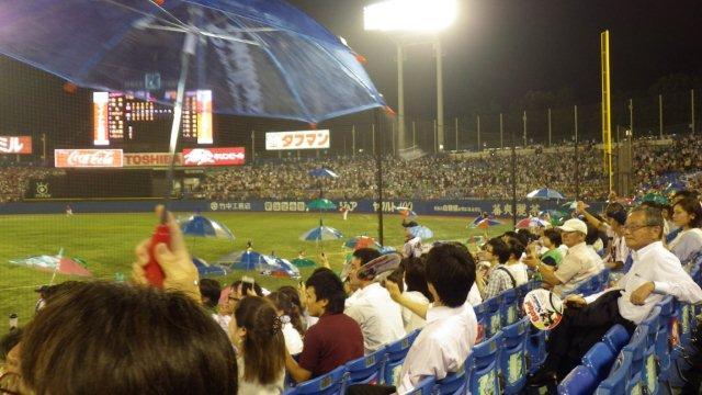 得点時に一斉に開く傘の花に外国人は興味津々