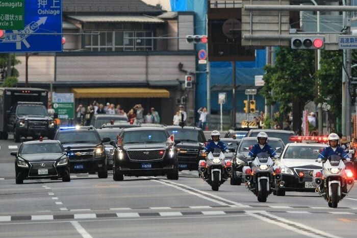 アメリカ大統領の車列は白バイや白黒パトカーが先導。