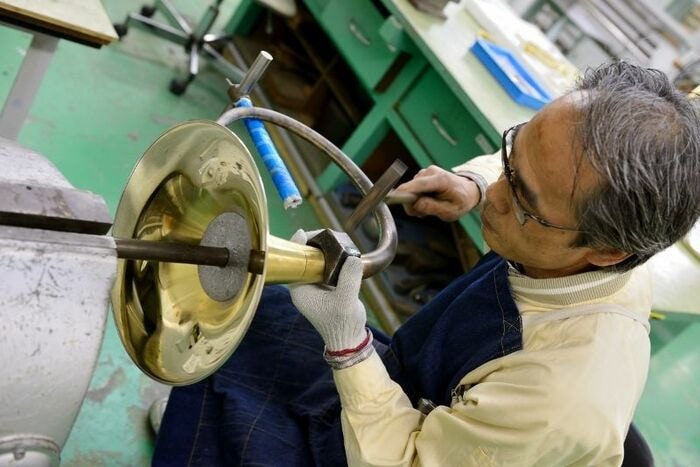 金づちで表面を平らに