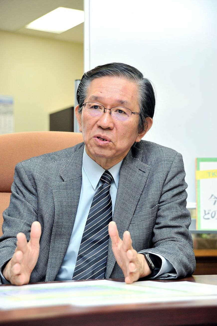 森田朗（もりた あきら)／国立社会保障・人口問題研究所所長。1951年兵庫県生まれ。東京大学法学部卒業後、千葉大学法経学部教授、東京大学大学院法学政治学研究科教授、同公共政策大学院院長、厚生労働省中央社会保険医療協議会会長などを歴任。2014年4月より現職。人口問題、行政学、医療・社会保障、地方自治などについて積極的な提言を行なっている。著書に『会議の政治学I～III』（慈学社出版）など