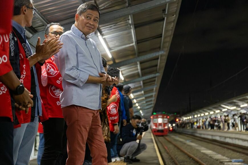 8500系8618編成のラストランを見送るイグナシウス・ヨナン元KAI総裁ら（写真：Kaito Ishikawa）