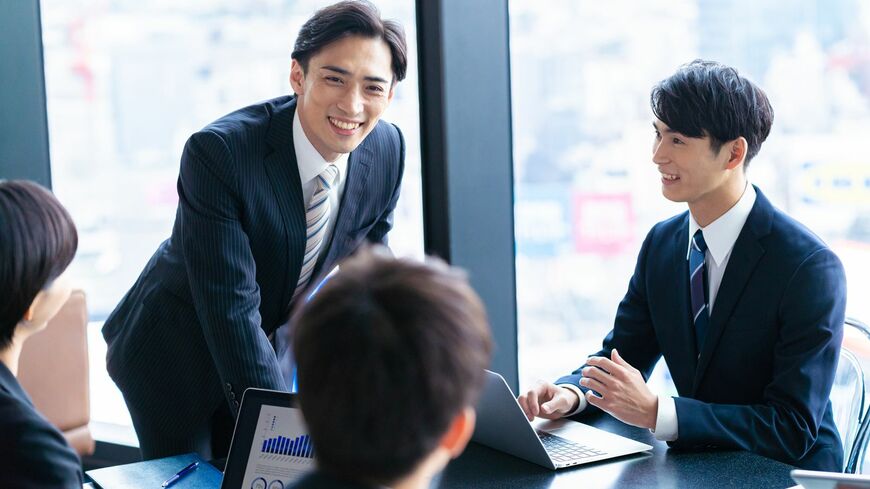 フラットなチームのつくり方とは？（写真：ふじよ／PIXTA）