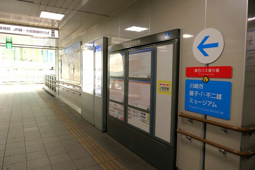 直行バス乗り場の案内にも「鈴」（記者撮影）