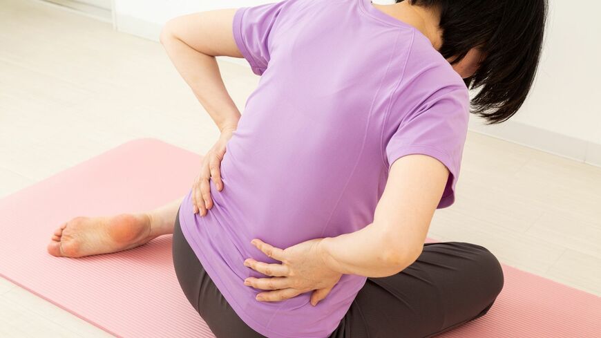 自宅でストレッチを行っているのに腰痛が改善しないという方は、そのやり方が間違っているのかもしれません（写真：freeangle／PIXTA）