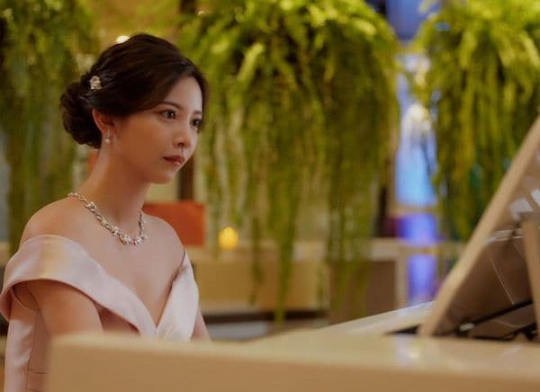 容姿端麗でピアノが上手、お姫様風のドレスまで似合う美紀さん（C）2022 Warner Bros. International Television Production Limited