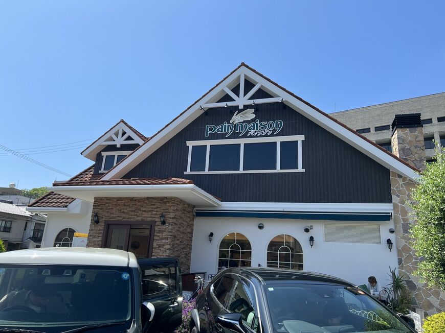 パン・メゾン八幡浜本店。休日ともなると広い駐車場もいっぱいに。観光バスが入ることも（筆者撮影）