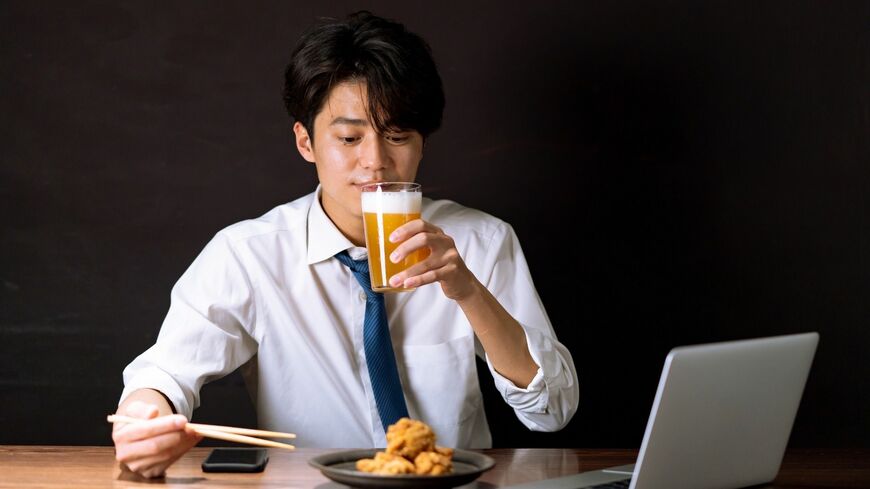 【ダイエットQ＆A】食べ方の知識をもつともたずでは大違いということでのダイエットQ&A企画。太らないお酒の飲み方、ぽっこりお腹解消法などオヤジの疑問に答えます（写真：Luce／PIXTA）